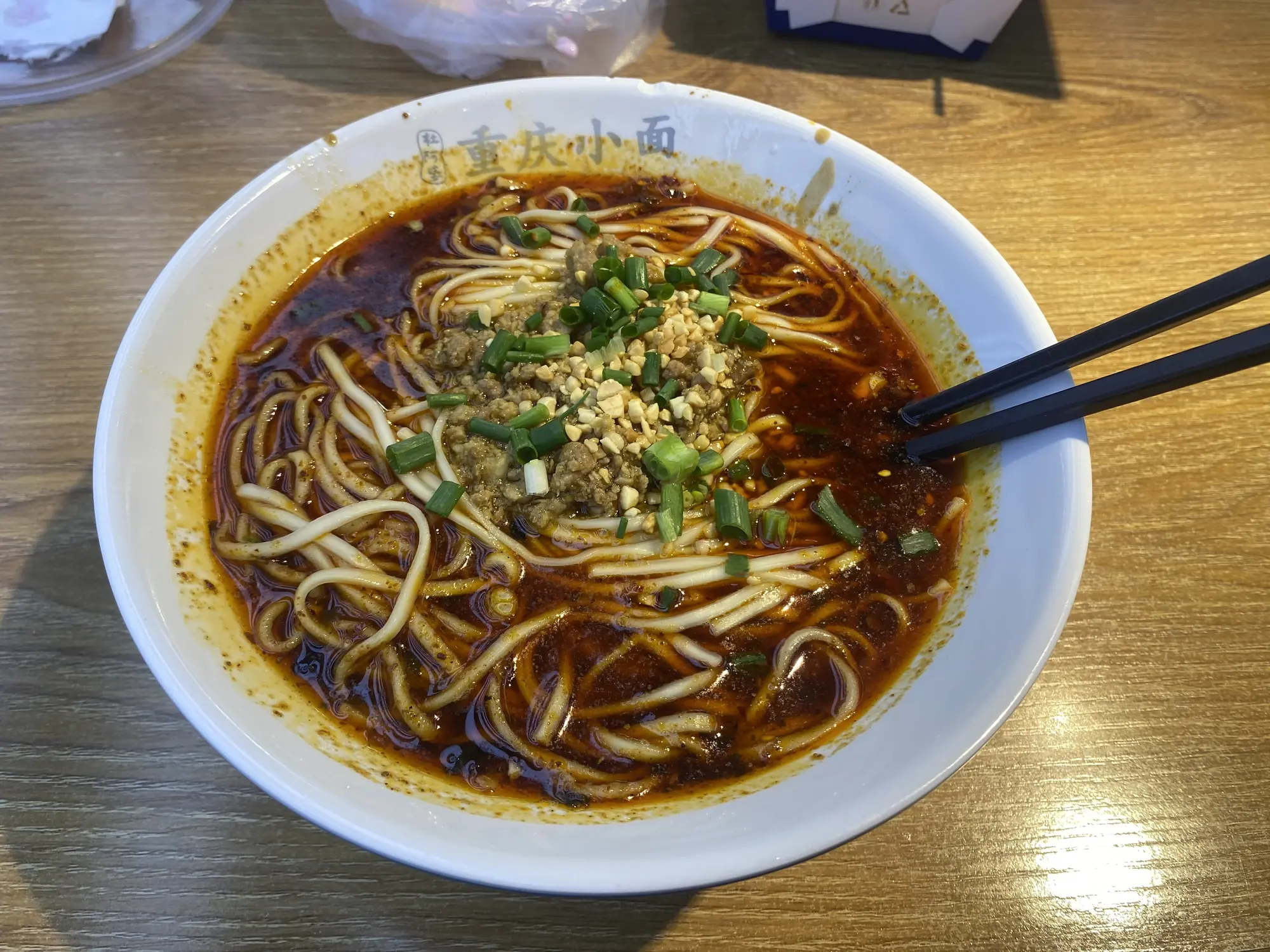 现煮麻辣鲜香带有浓郁红油调料的重庆小面