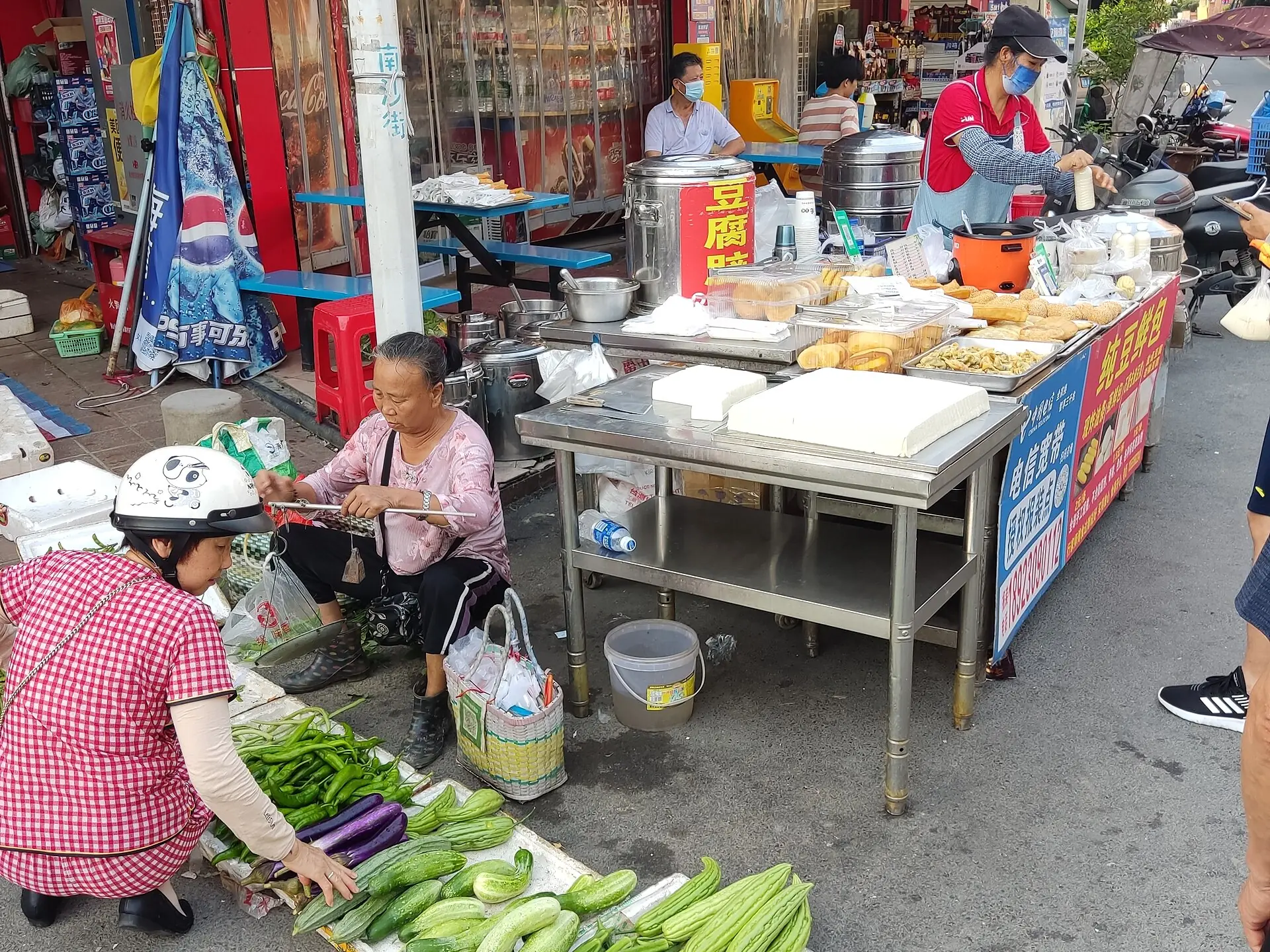 重庆依山顺势的老街巷与梯道菜市场
