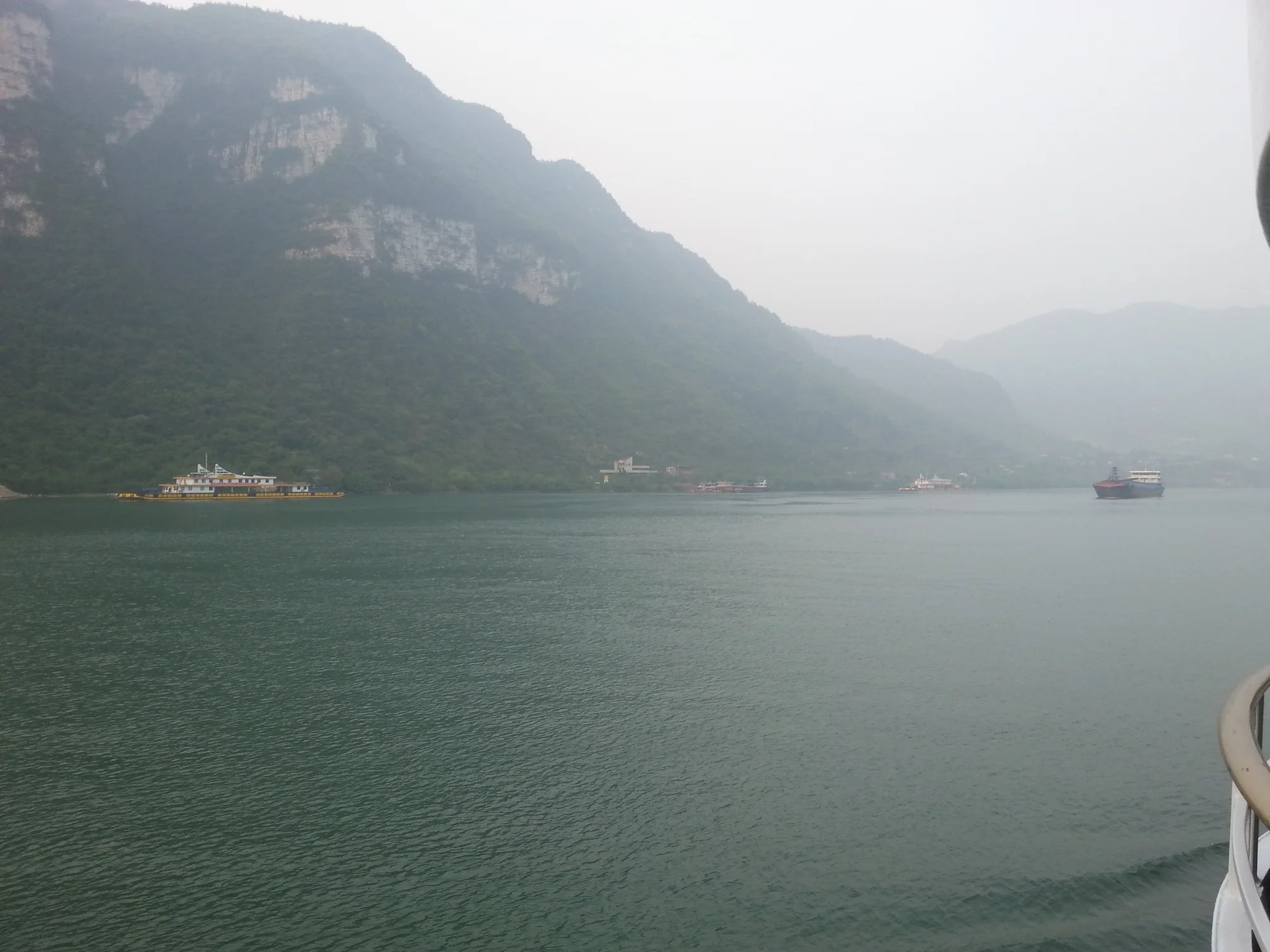 西陵峡江面